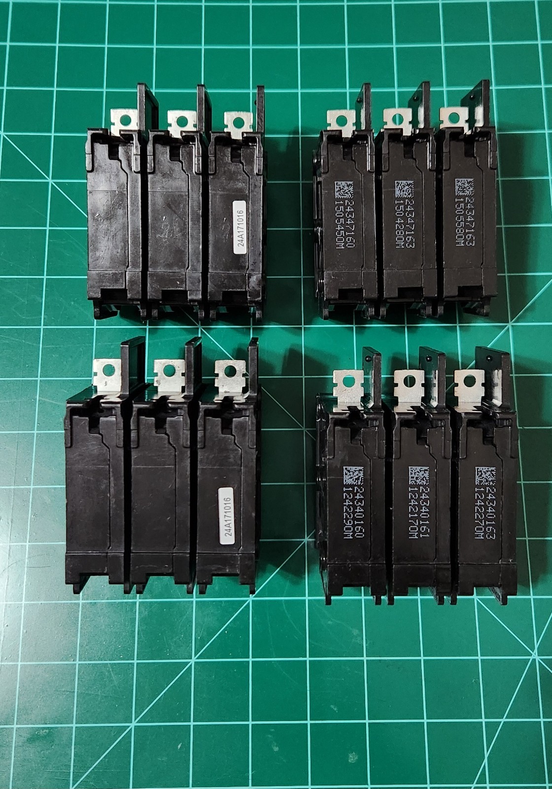 LOT FOR 4 Siemens BQ3B035 35 Amp 3 Pole 240V Circuit Breaker LOT#10021