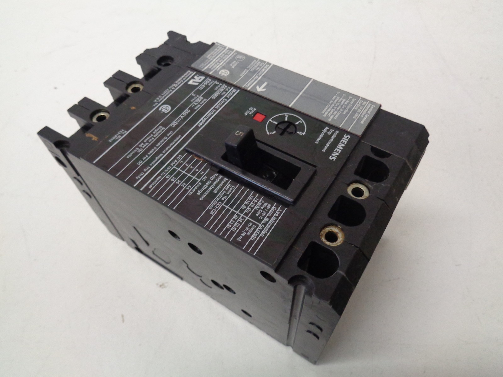 SIEMENS ED63A005 CIRCUIT BREAKER 5A W/ AUX SWITCH A01ED64 – USED – FREE SHIP