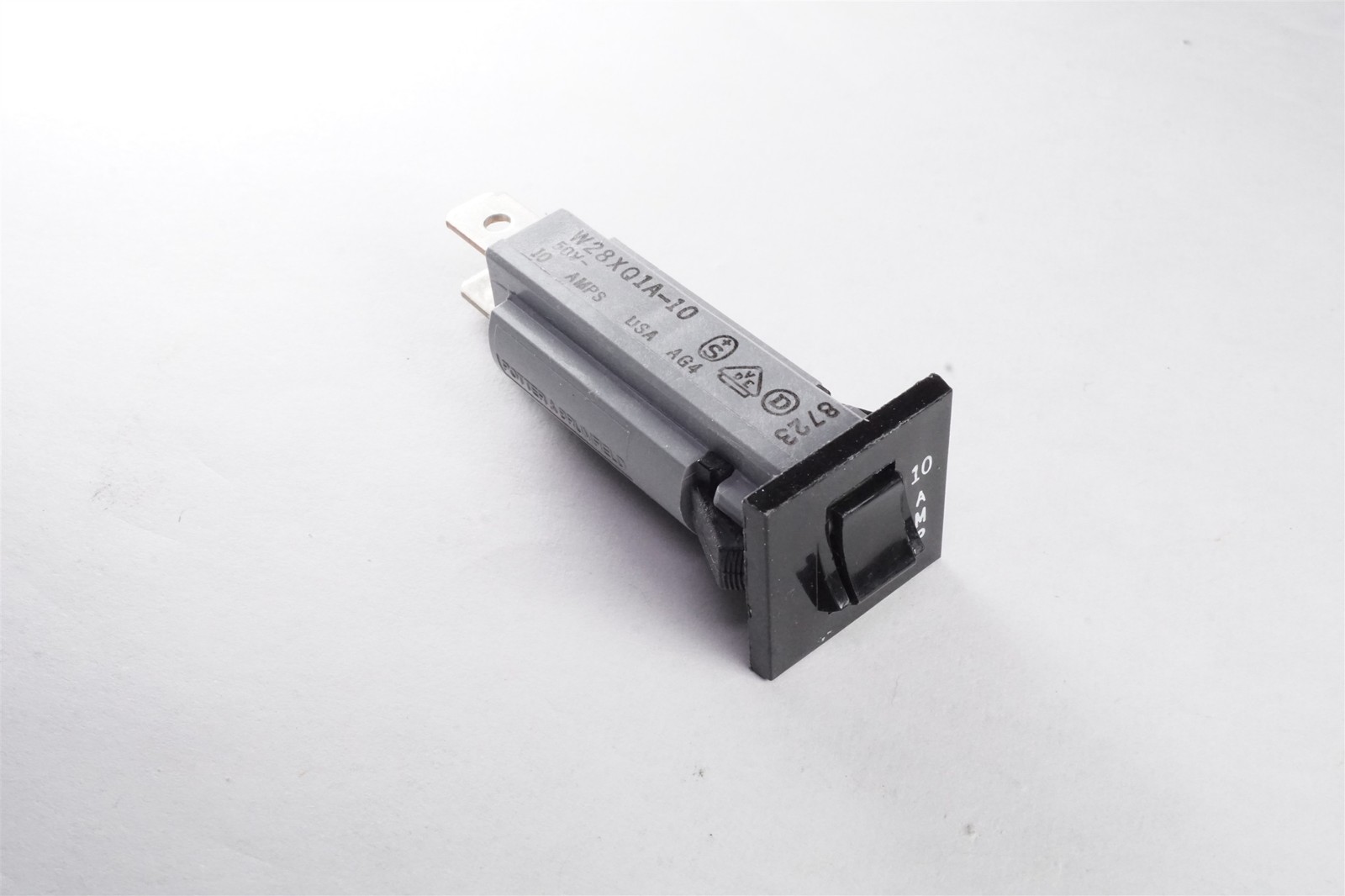 W28-XQ1A-10 Potter & Brumfield Push to Reset Circuit Breaker 32V 10A Panel Mount