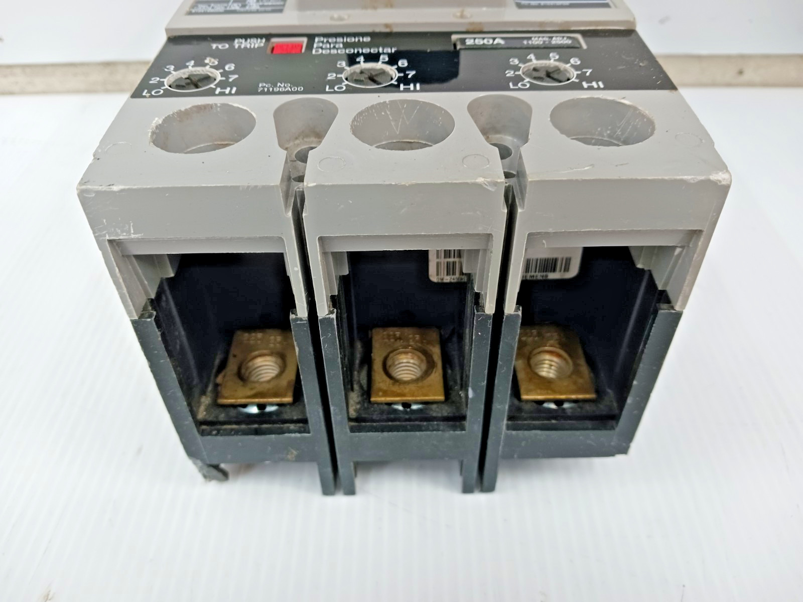 Siemens Sentron 250 Amp Circuit Breaker 3 Pole 600 VAC 35kA FXD63B250 *Flaw*