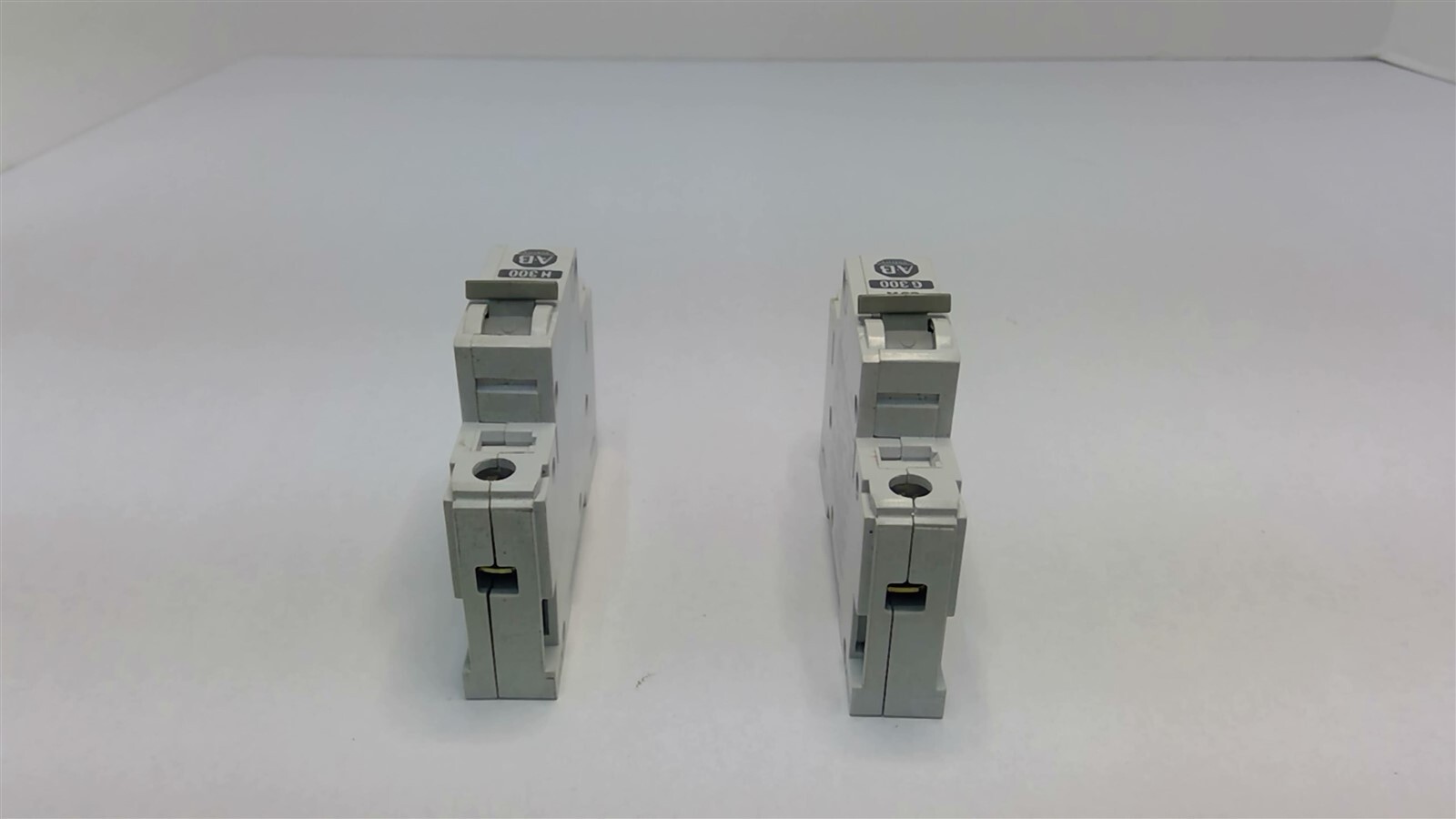 Allen Bradley 1492-CB1 H 300 Circuit Breaker 30A W/ Allen Bradley 1492-CB1 G 300