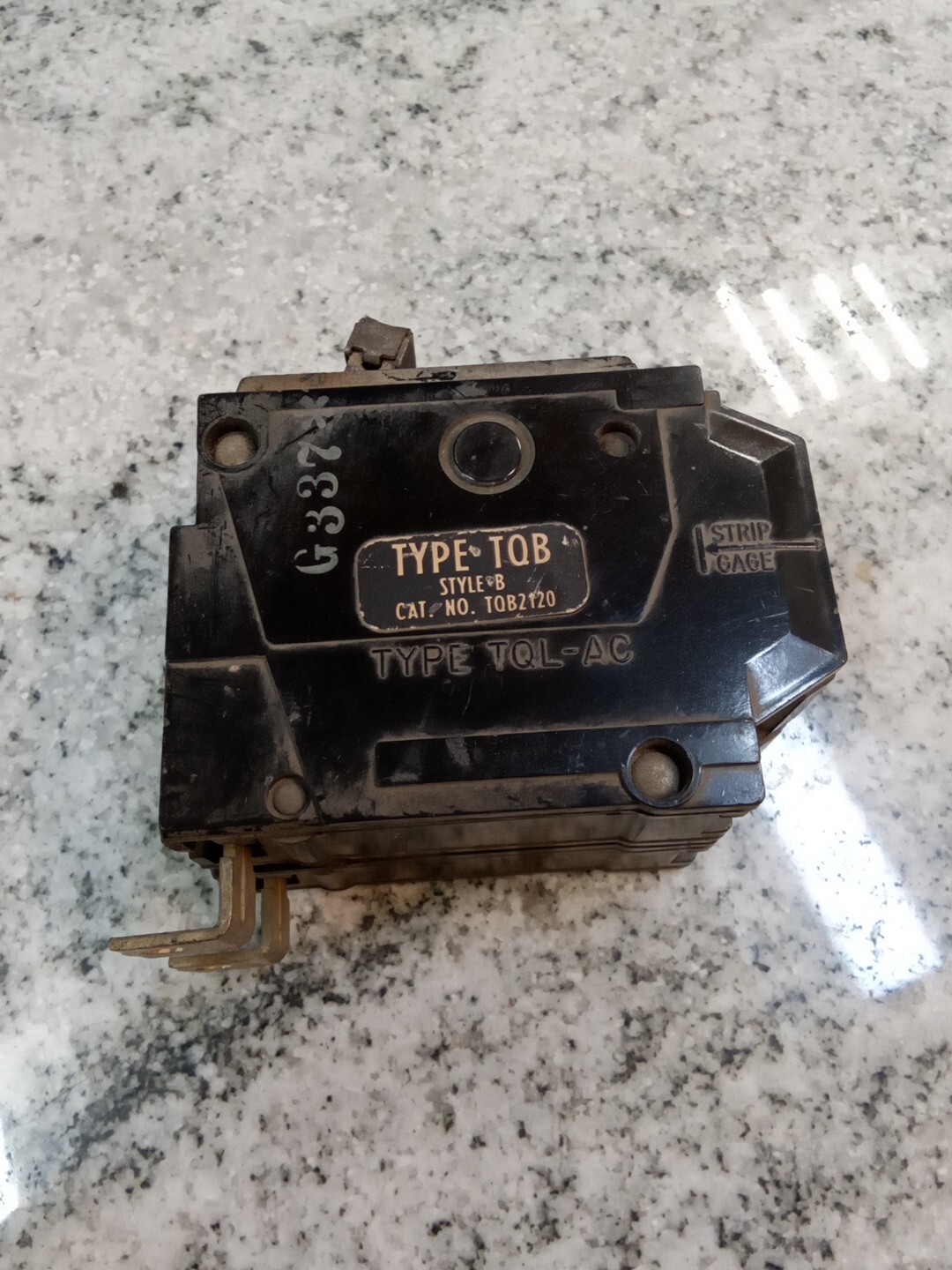 General Electric/Breaker/ TQB2120 /20A /2P/240V/TQL-AC/GROVE /Bolt-On/USE( L164