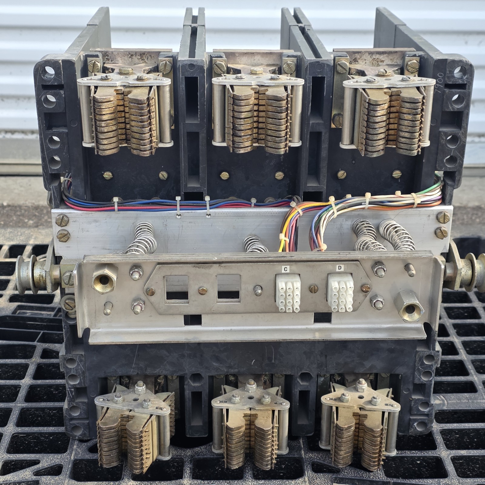 Westinghouse SPB100 1600A 3-Pole Systems Pow-R-Breaker Power Circuit Breaker
