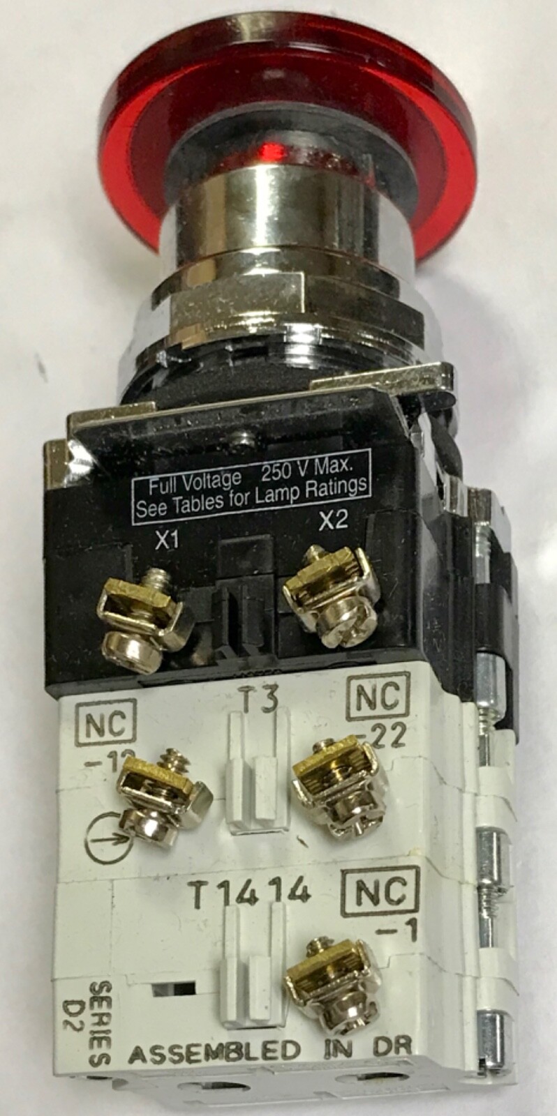 EATON CUTLER HAMMER 10250ED1341 1 24/28 VAC VDC Red Push Pull Illuminated