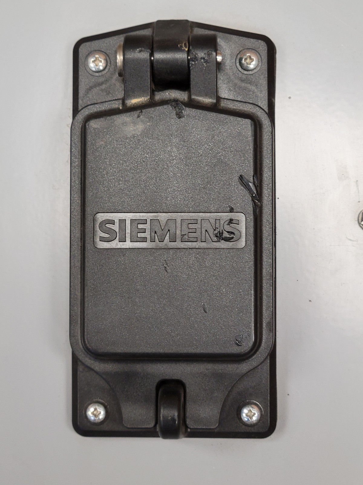 Siemens QR2N3R3 Circuit Breaker Enclosure 250A 240V 3P w Hardware