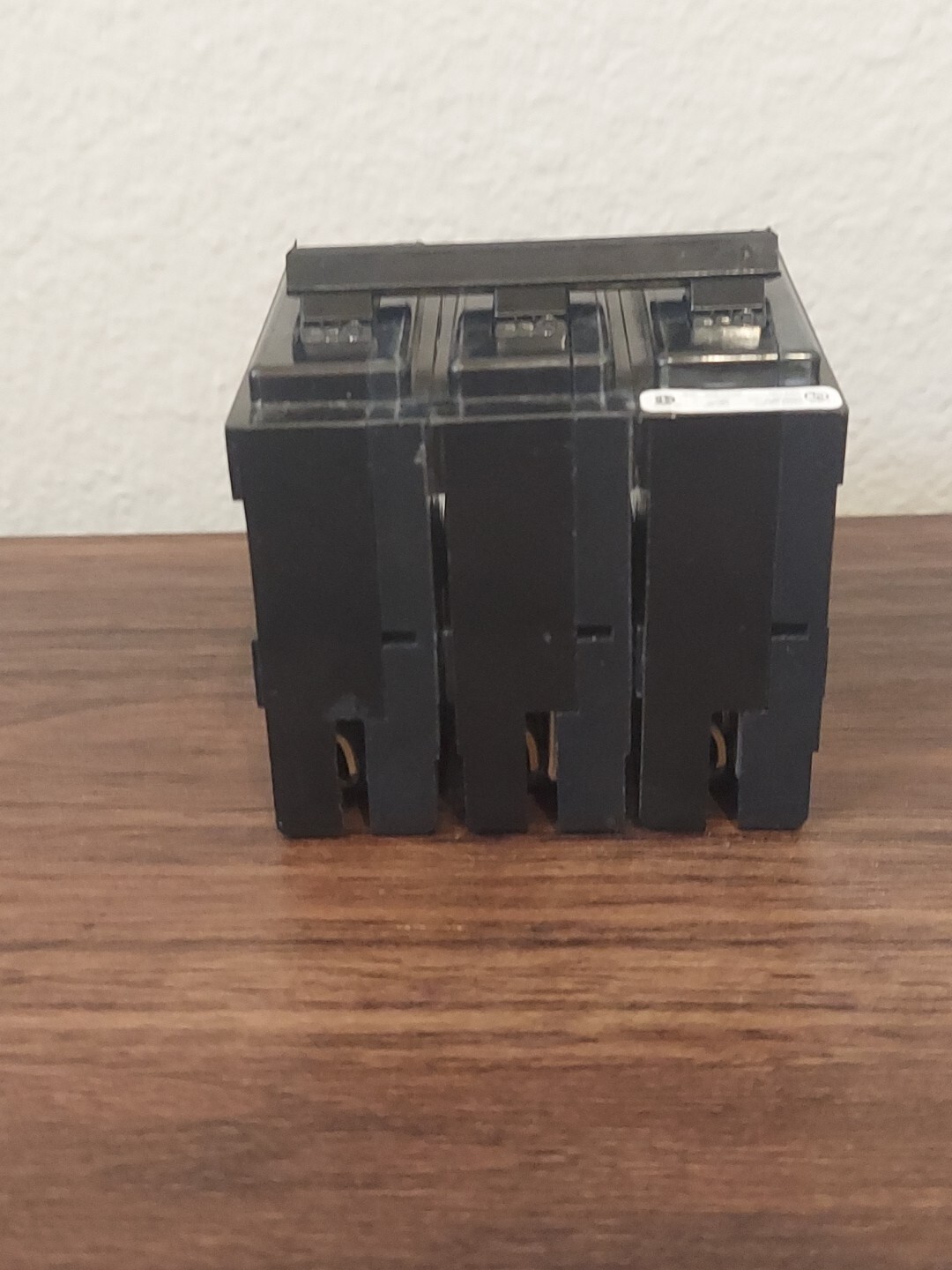 Cutler Hammer HQP3015H 3 pole 15 amp PLUG IN/ON Circuit Breaker (eaton)