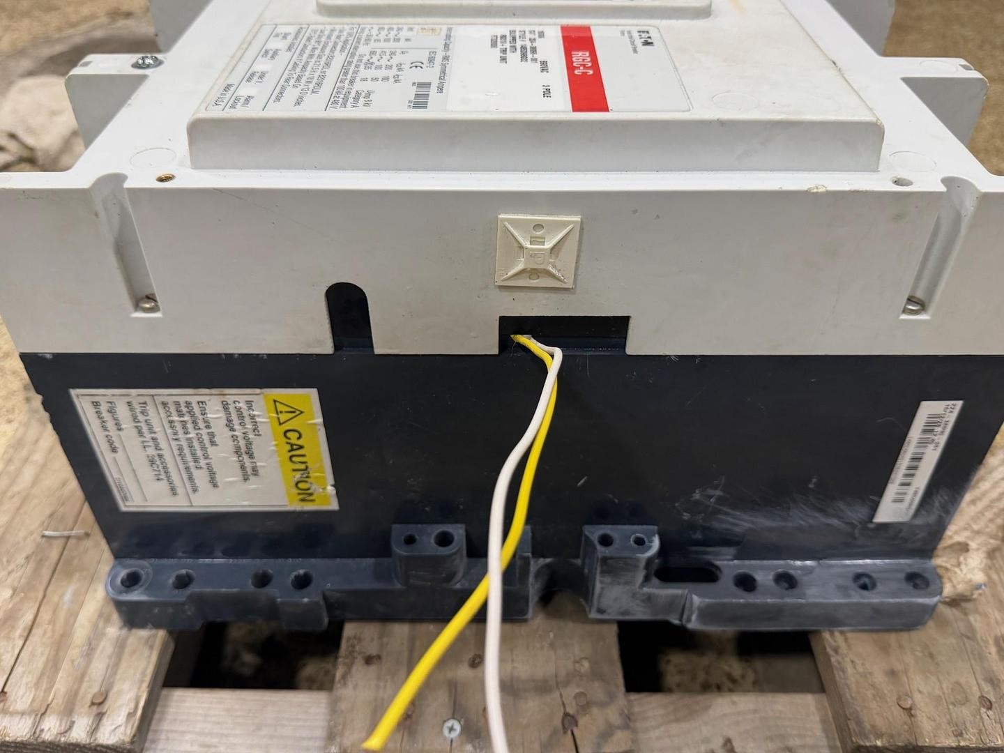 EATON YORK RGC-C CIRCUIT BREAKER 224-38096-001 1600 AMP 690 VAC W/ SHUNT TRIP