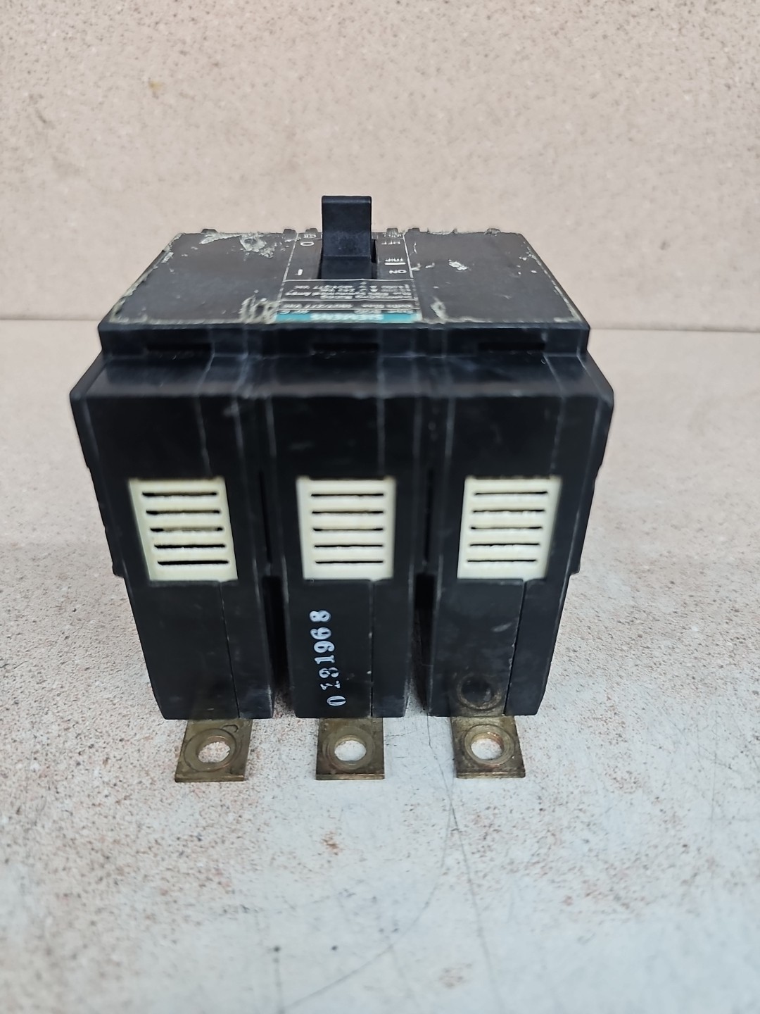 Siemens BQD325 Bolt-on 480V 25A 3 pole circuit breaker See pics