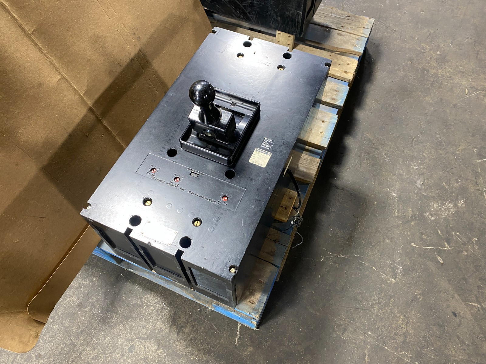 Westinghouse AB DE-ION Circuit Breaker 2500A 120V-600Y 3P 600AC Shunt NP28313-F