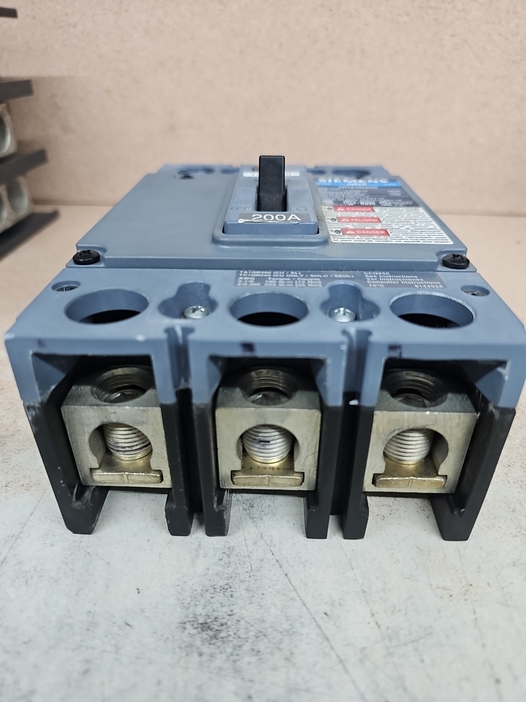 NOS Siemens Type QR2 QR23B200 Circuit Breaker 3-Pole 200 Amp 240V SEE PICS