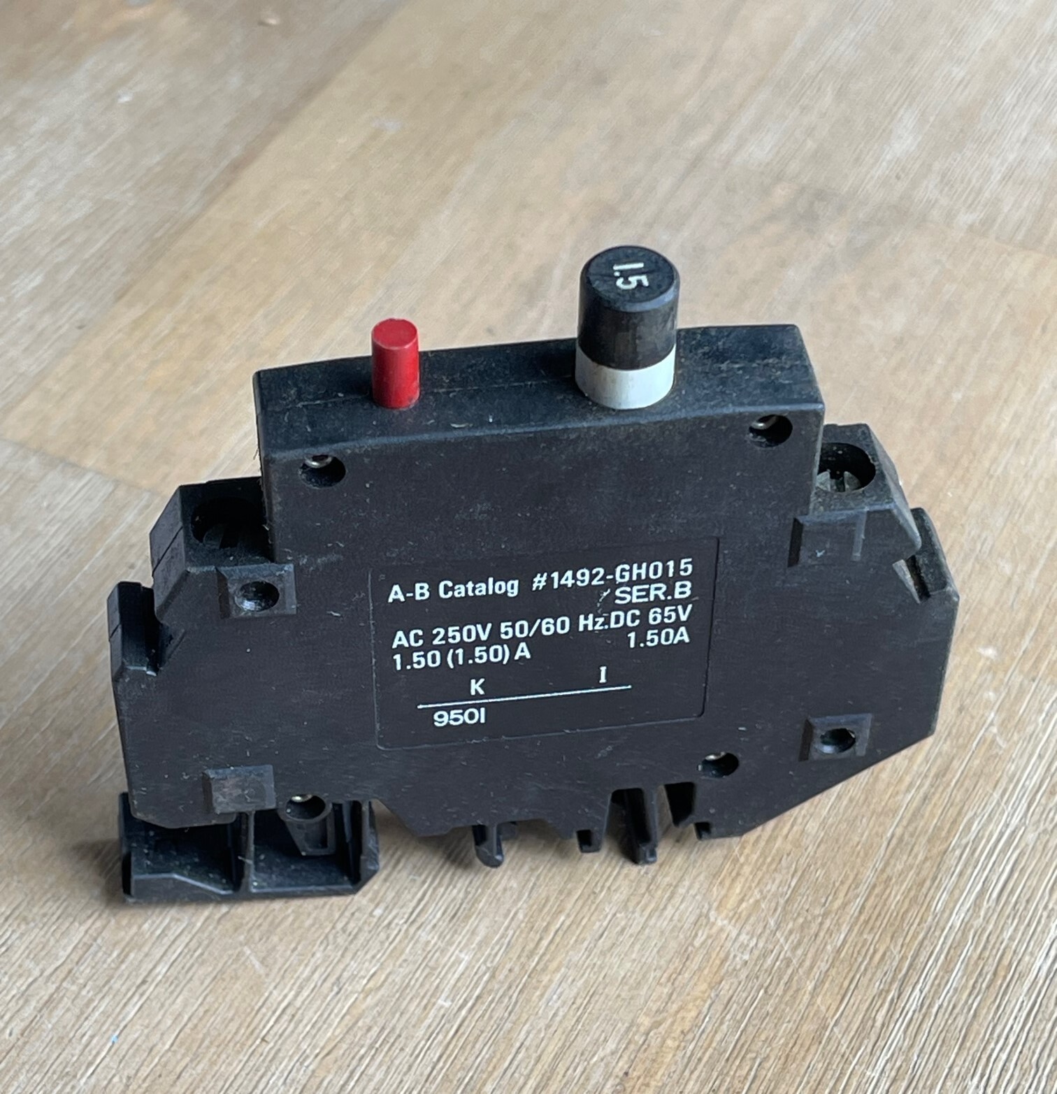 ALLEN BRADLEY 1492-GH015 MINIATURE CIRCUIT BREAKER 1.50A 250VAC 1 POLE