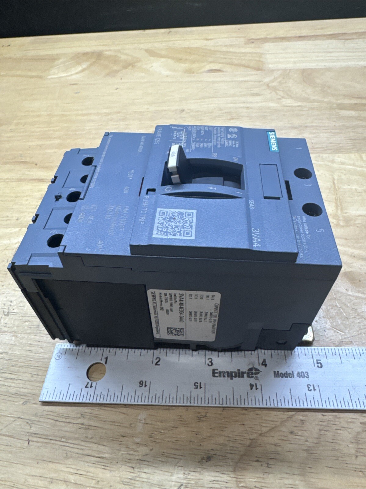 Siemens 3VA4140-4ED34-0AA0 3 Pole 40 Amp 240/480/600v Tested Chipped Corner
