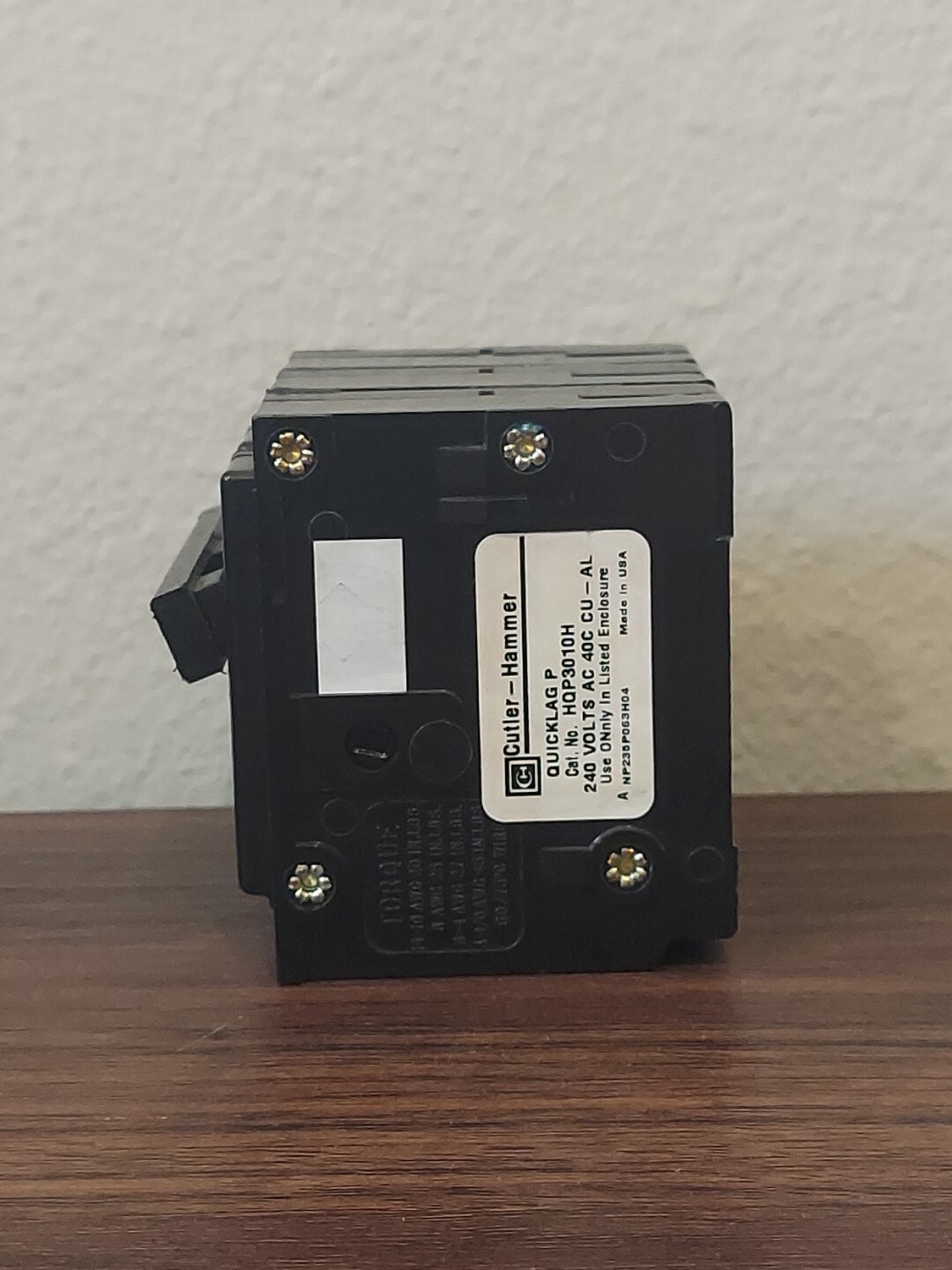 Cutler-Hammer HQP3010H 3 pole 10 amp PLUG IN/ON Circuit Breaker (eaton)