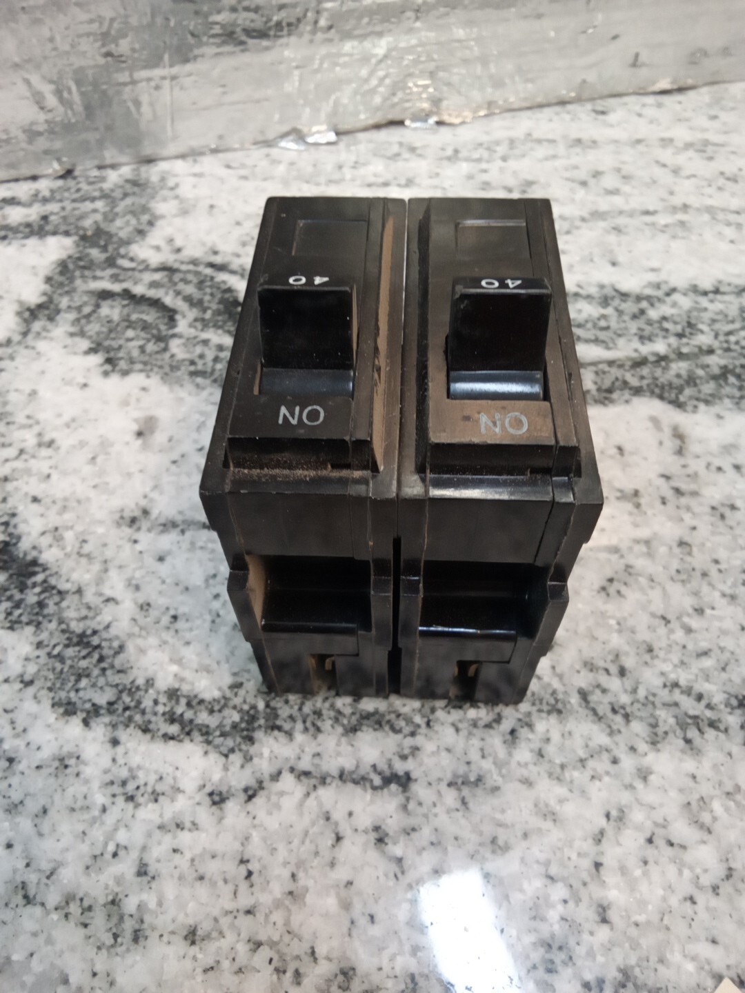 GE TQL2140 40A 2POLE 120/240VA TYPE TQL GROVE BREAKER/MISS HAND/USE(5DB3