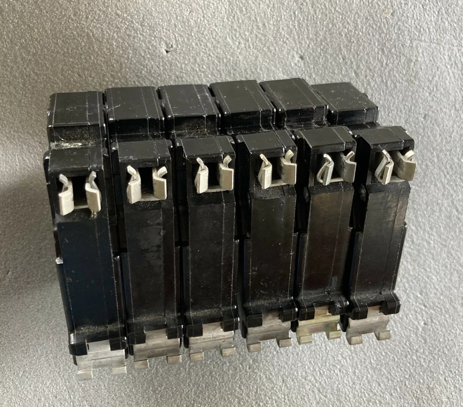 (1) CH120 Cutler-Hammer Type CH 1 Pole 20 Amp 120v METAL FOOT / FULL NOTCH Used