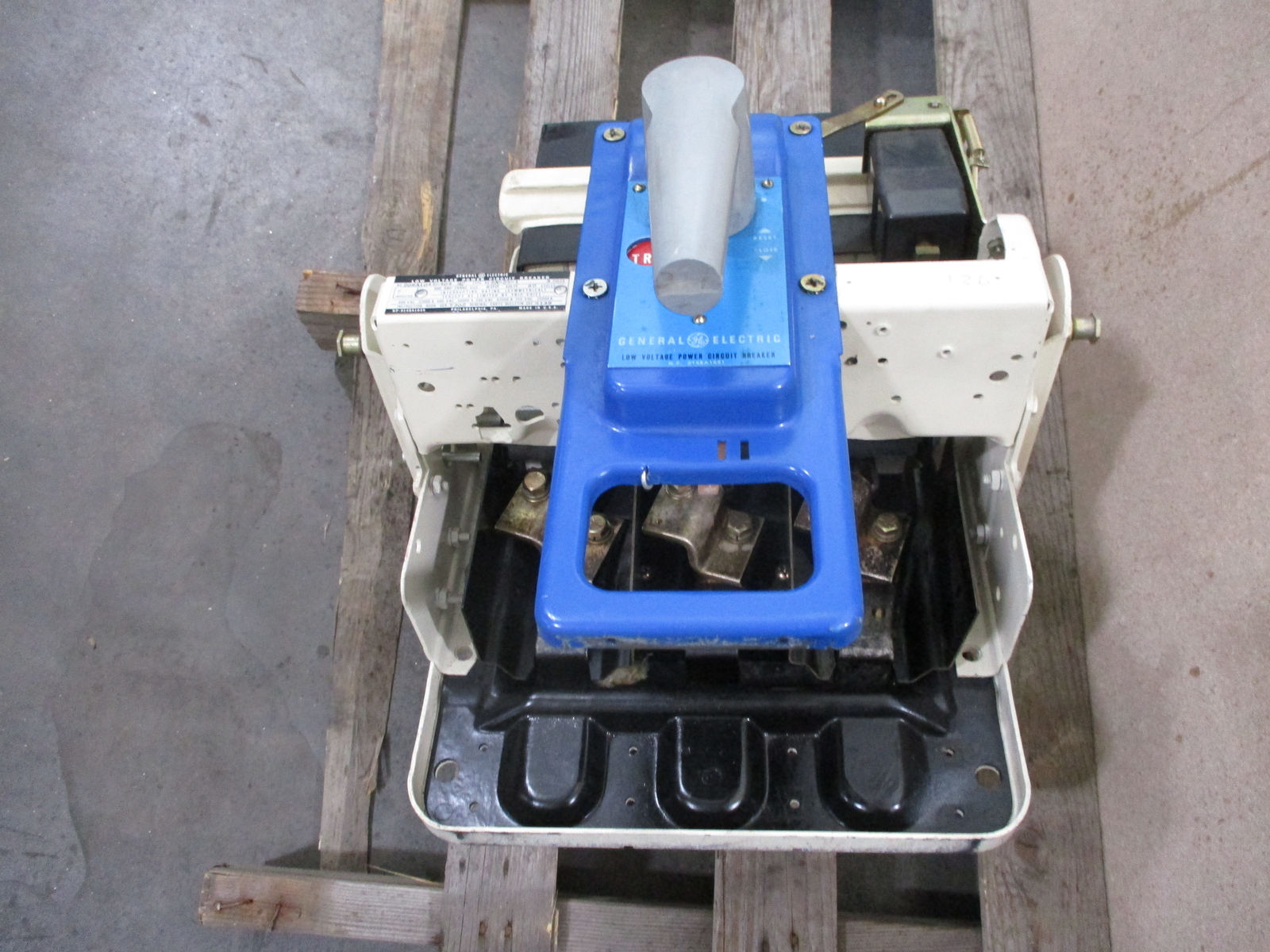 GENERAL ELECTRIC 209A1045-404MF TYPE AK2A-25-1 LOW VOLTAGE POWER CIRCUIT BREAKER