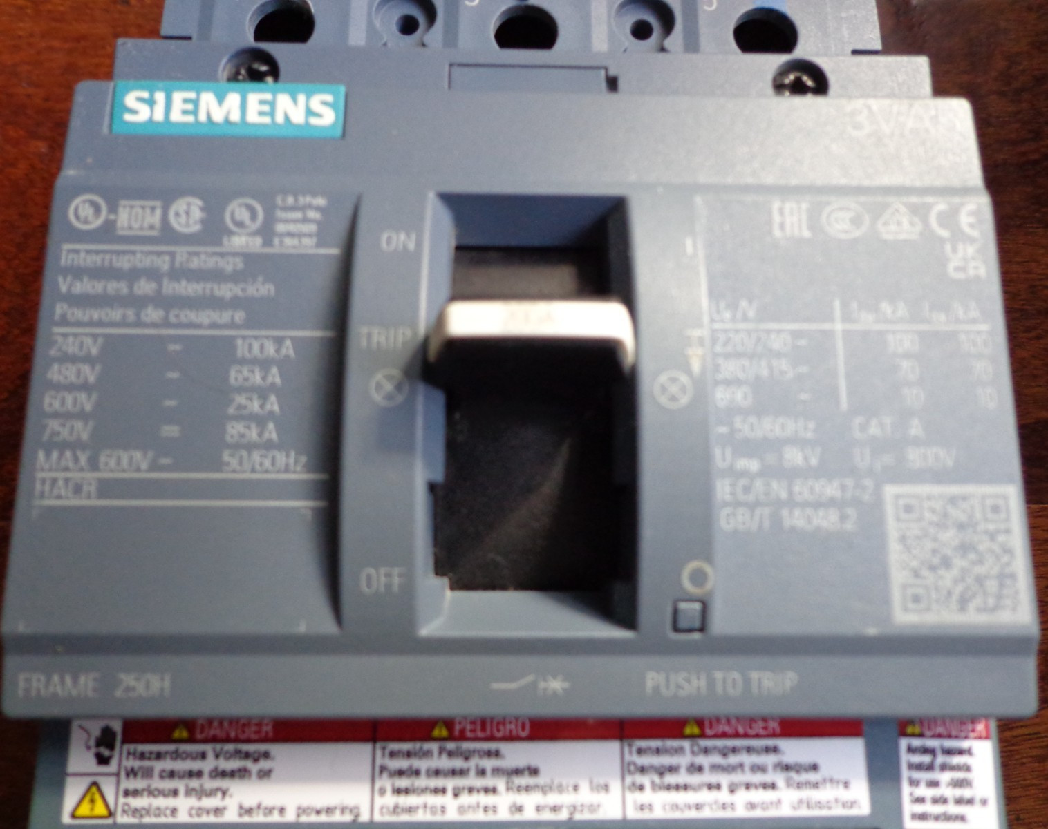 Siemens 3VA5220-6EC31-0AA0 3P 200A 480V Circuit breaker, Great!!