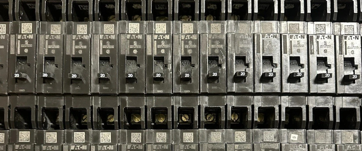LOT OF 10 USED Eaton GHB1020 20 Amp 1 Pole 277/480 Bolt On Circuit breaker