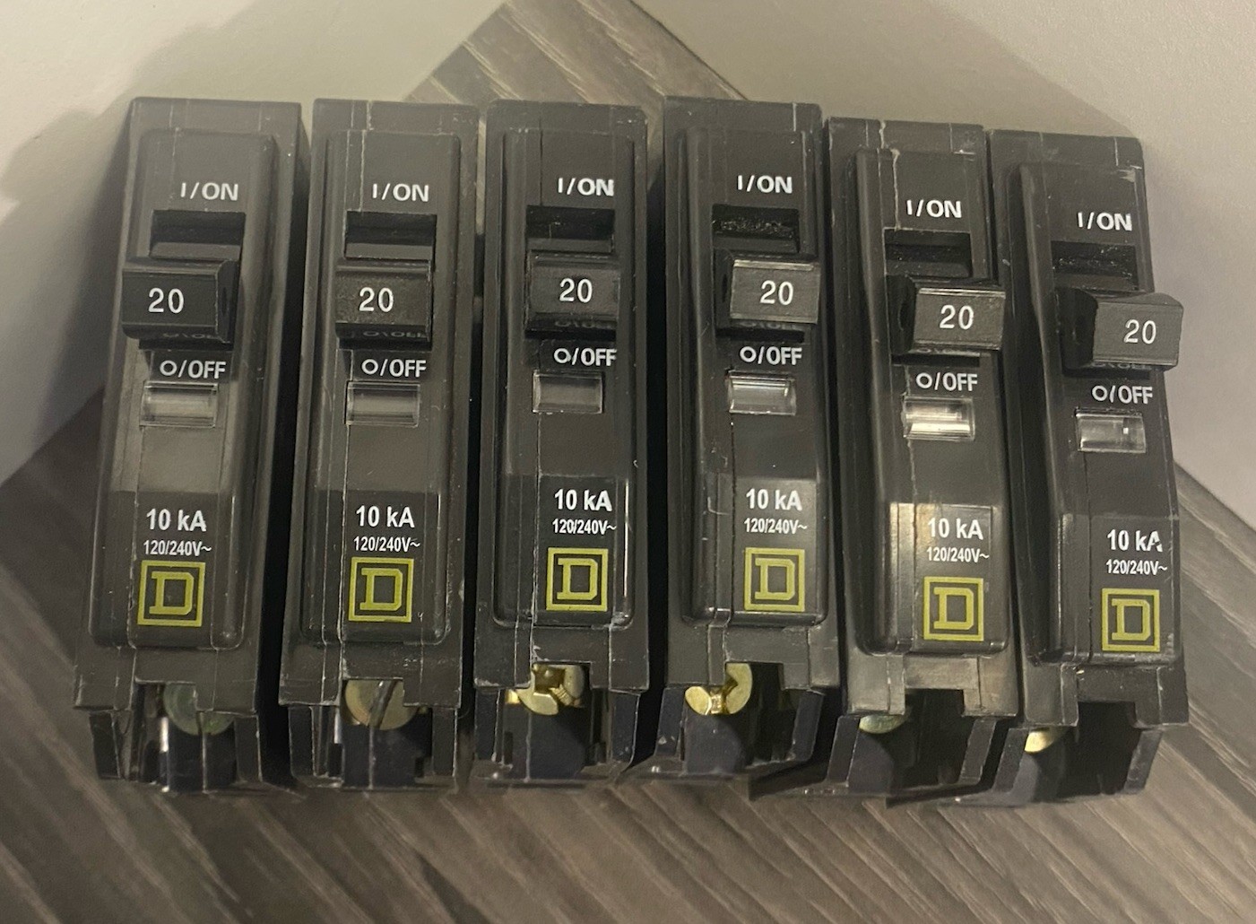 Square D QOB120 120/240V 20A 1-Pole Thermal Magnetic Circuit Breaker *Lot of 6*