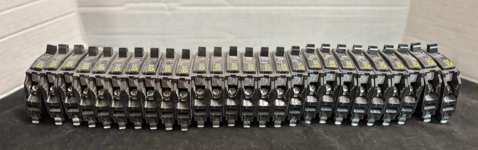 LOT OF 26 – SQUARE D CIRCUIT BREAKER 20A 1 POLE UNIT 10kA 120/240V DP-4075 QOB ✅