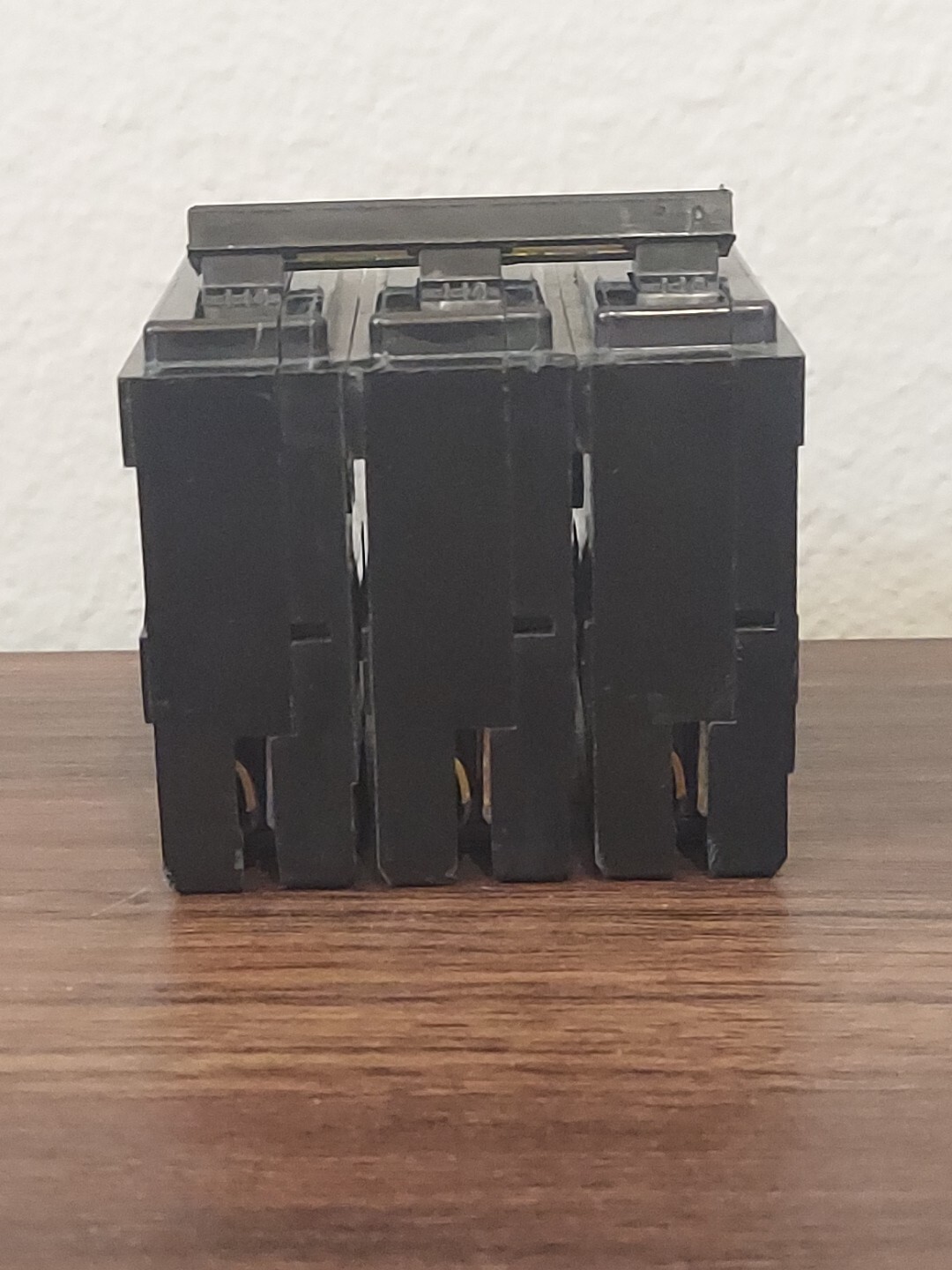 Cutler-Hammer HQP3010H 3 pole 10 amp PLUG IN/ON Circuit Breaker (eaton)