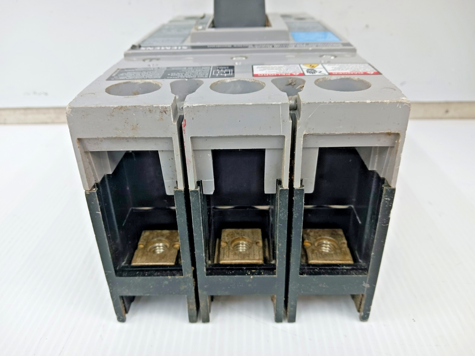 Siemens Sentron 250 Amp Circuit Breaker 3 Pole 600 VAC 35kA FXD63B250 *Flaw*