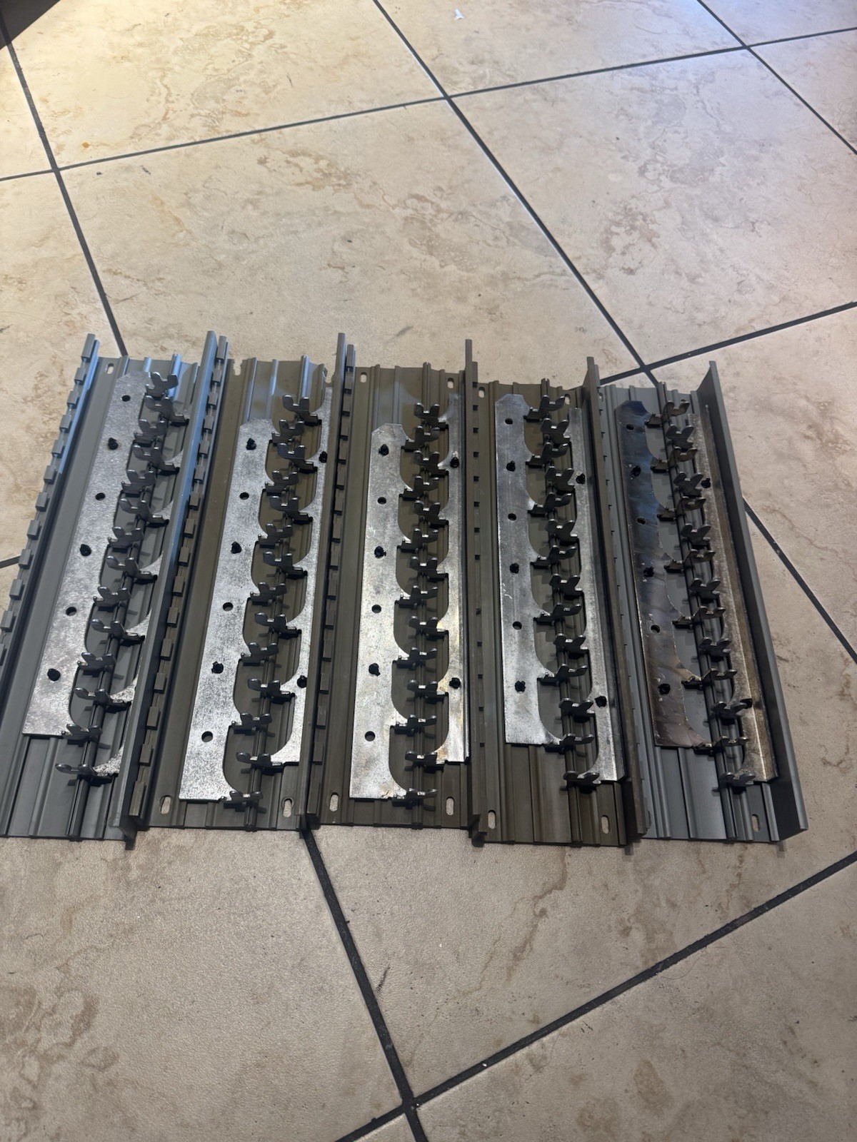 MURRAY BUSS BAR 125A 240V 1 PH 12 SPC + 2 SPC MAYN 14 There is no burnt leg.