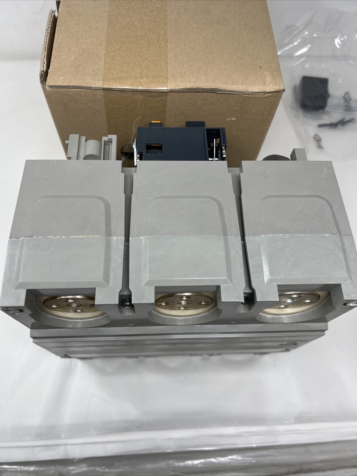 Schneider Electric 48802 NS 800/1200J, (5DL) UL CDEUAL 3P Circuit Breaker Block