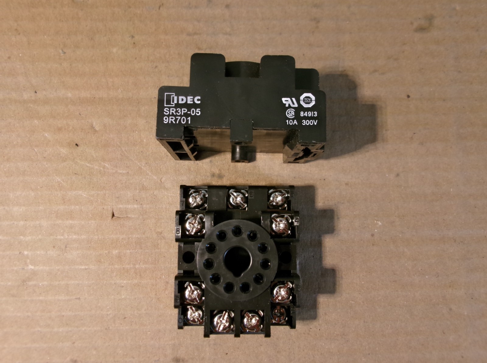 NEW IDEC SR3P-05 11 Pin Relay Socket DIN Rail Screw Terminal FLAW #73 NNB