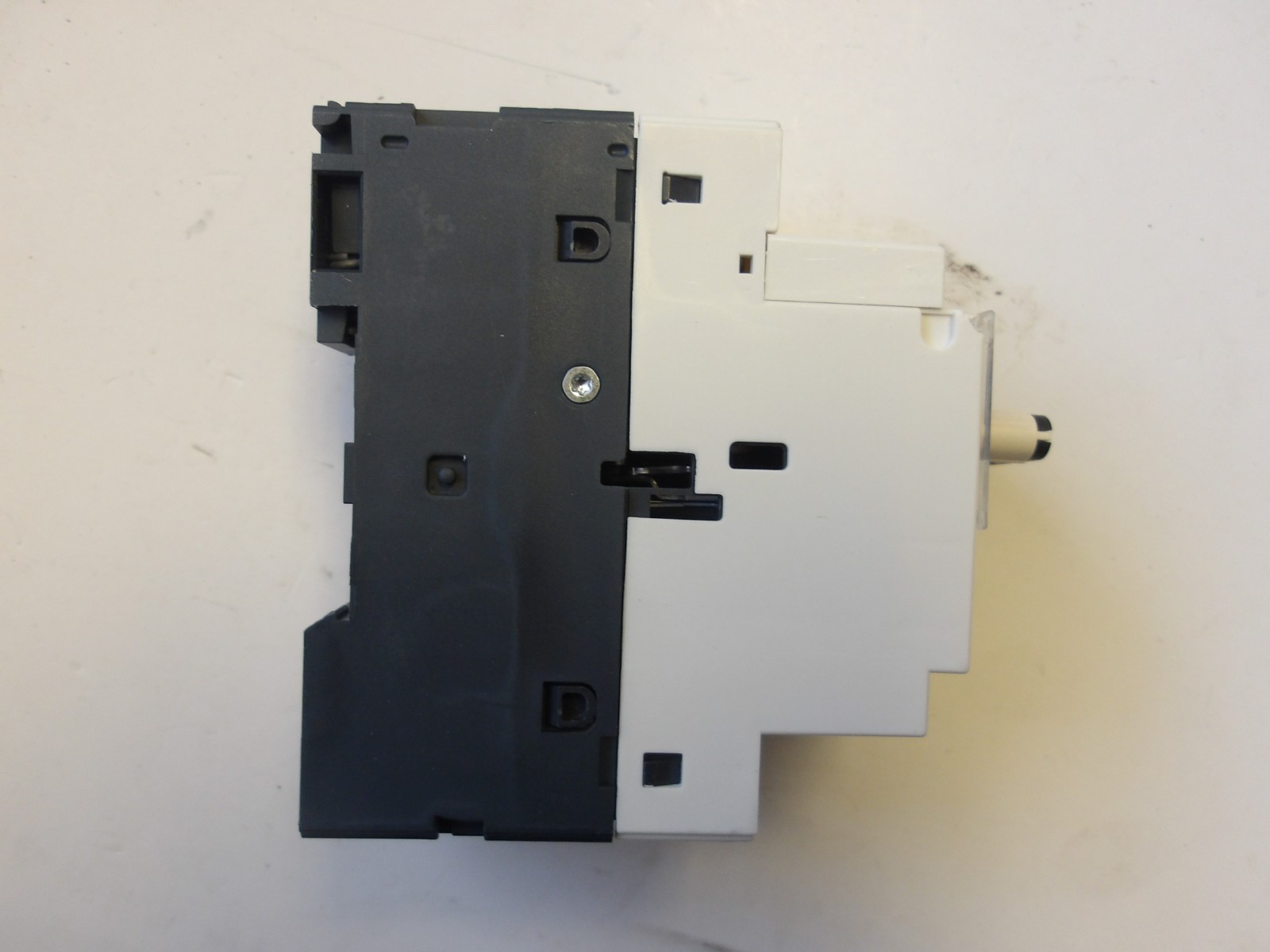 SCHNEIDER ELECTRIC P/N:GV2P16 MOTOR CIRCUIT BREAKER 3POLE 9-14A THERMAL MAGNETIC