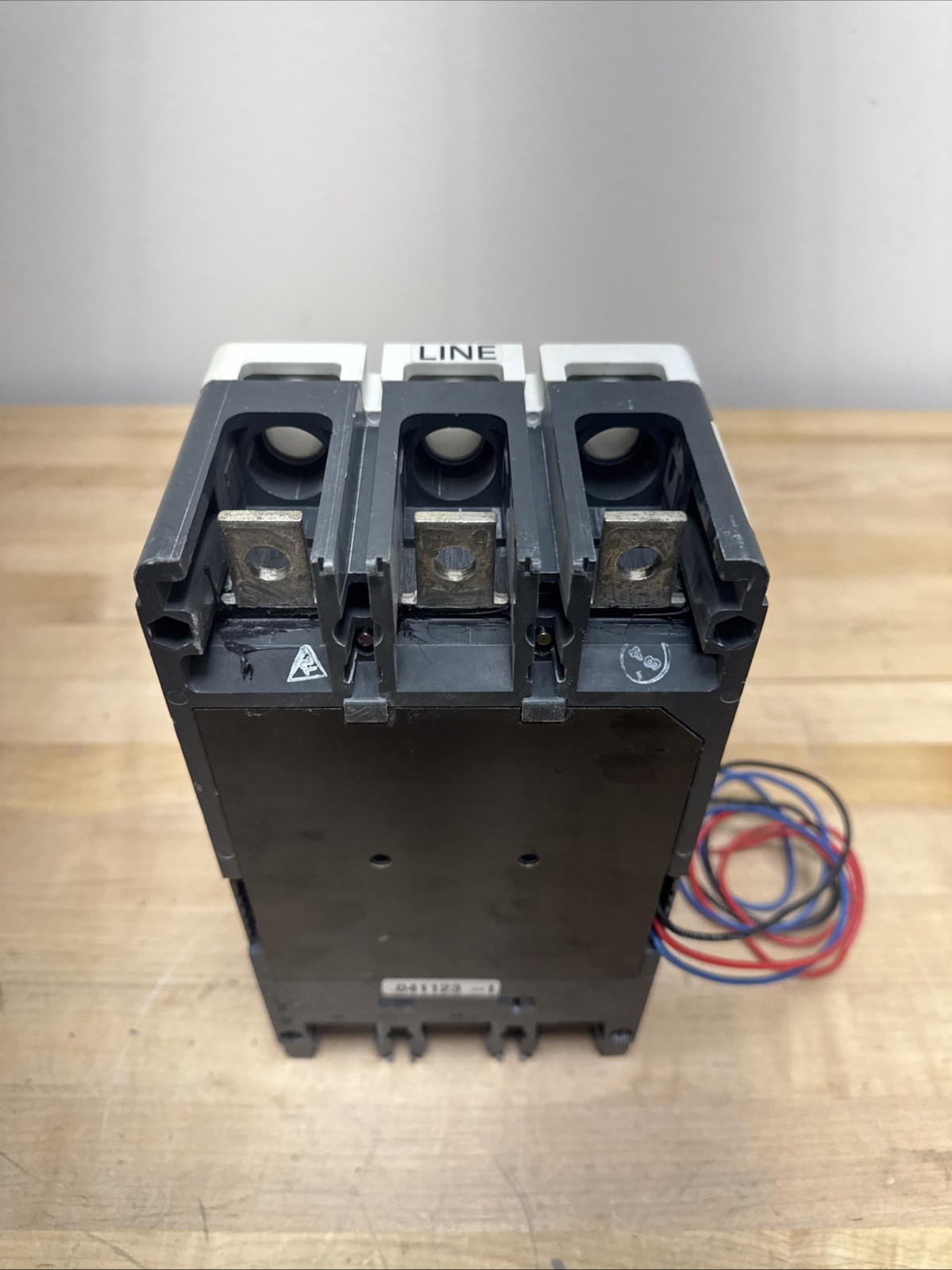 EATON CUTLER HAMMER HKD3400F KES3400LSI 3 POLE 400 AMP 480v CIRCUIT BREAKER