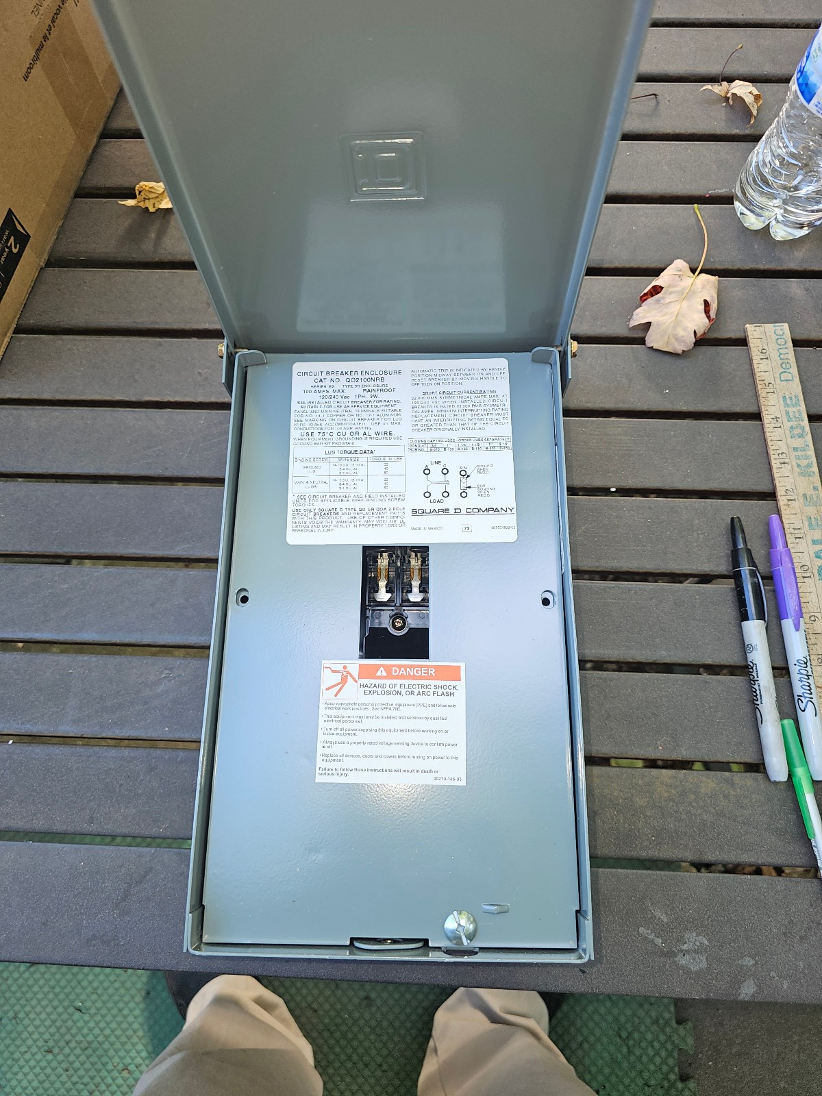 25NN23 SQUARE D QO BREAKER BOX, OUTDOOR, NO BREAKER, NO GROUND BAR, NEVER USED