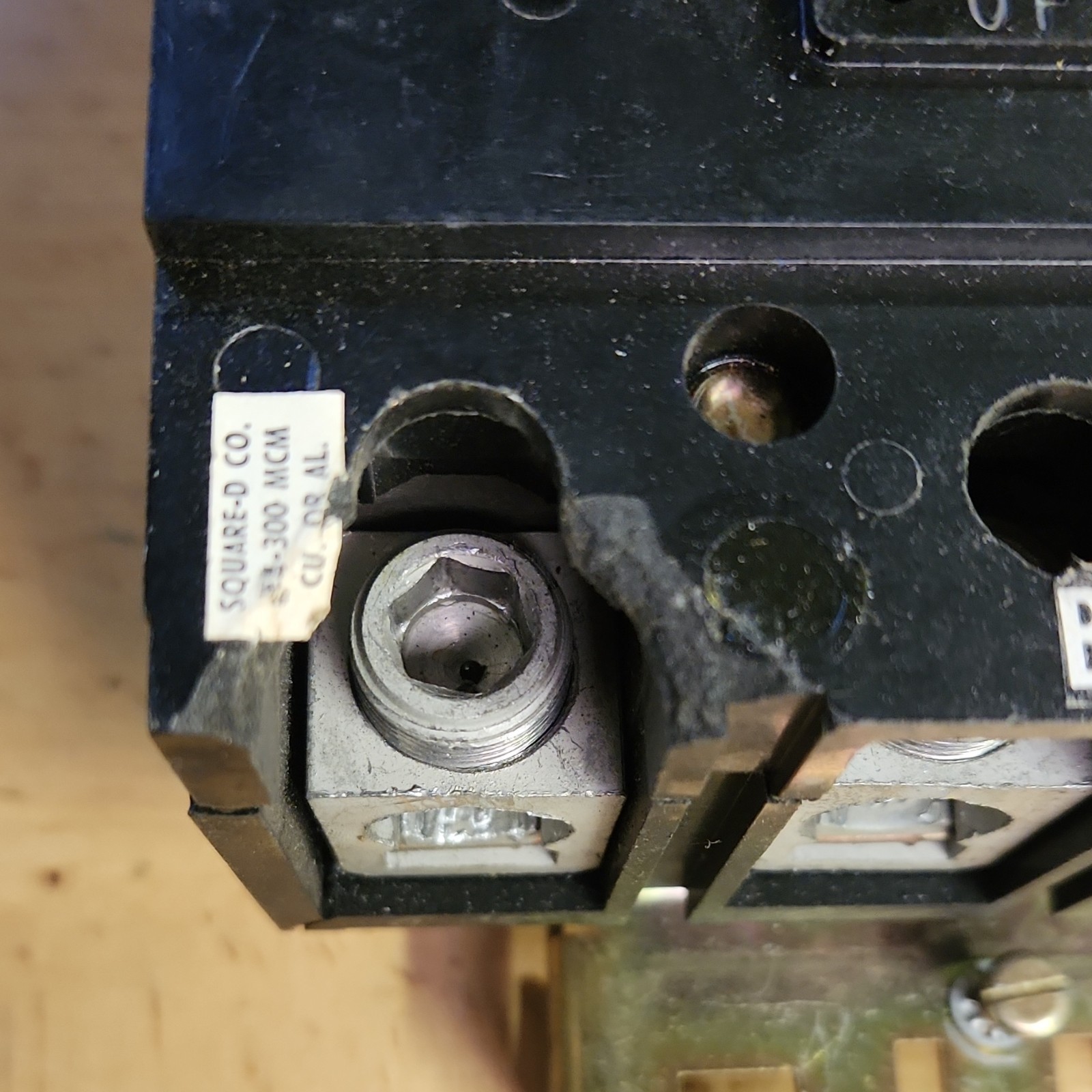 #81 Square D Circuit Breaker Q232200 200A 3-Pole 240V Plug-In/On