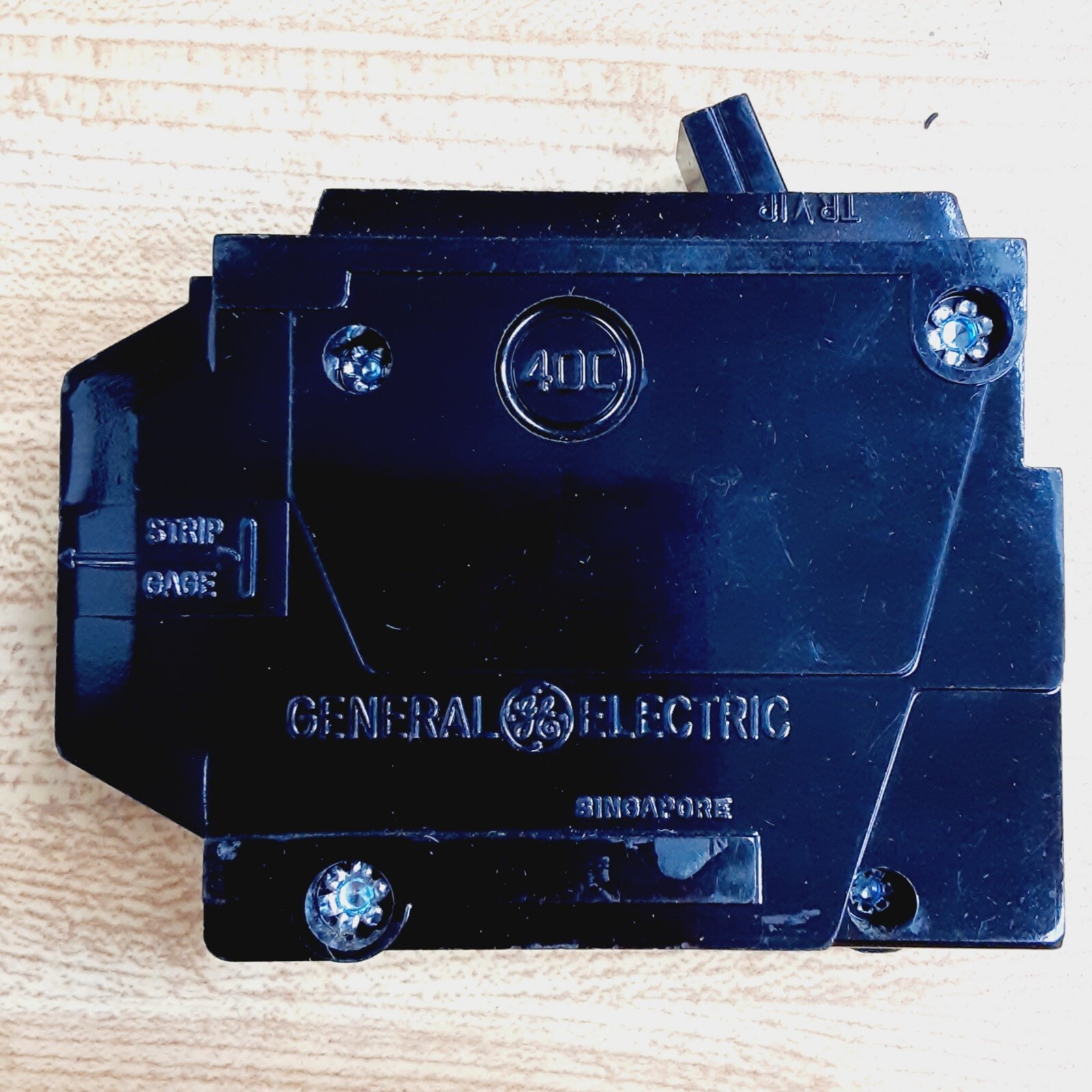 GE THQL1120 1 Pole 20 Amp 120/240 Volt Plug-in Circuit Breaker — Box Of 5 New!