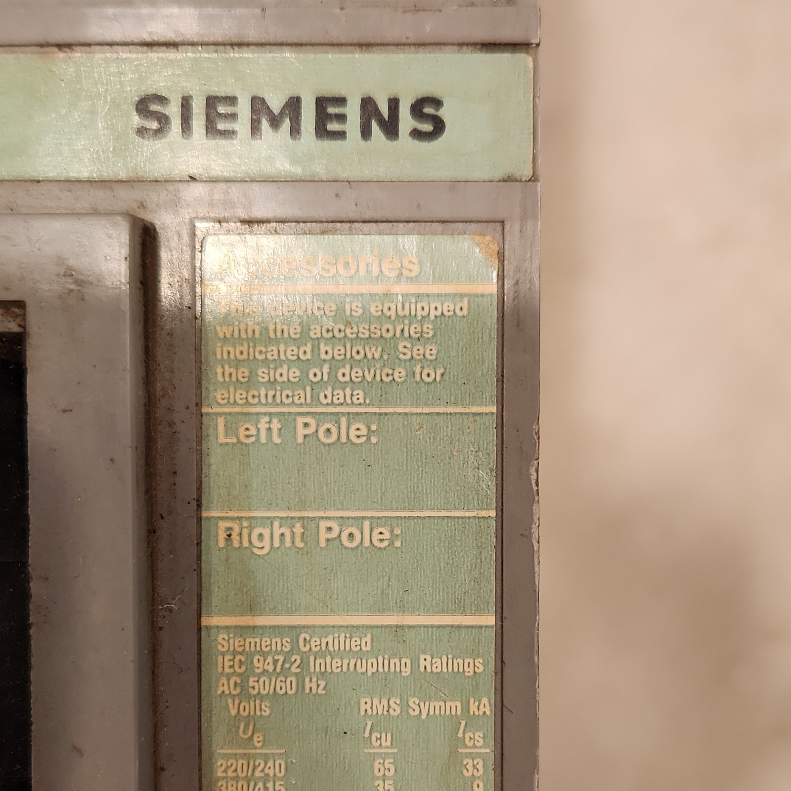 Siemens FXD63B150 150A 3-Pole Circuit Breaker 600V AC Push to Trip Box Lugs
