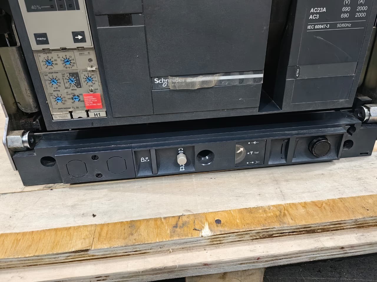 SCHNEIDER MASTERPACT | NW20H1 | NW20 H1 | MICROLOGIC 7.0A, 2000A | TESTED OKAY