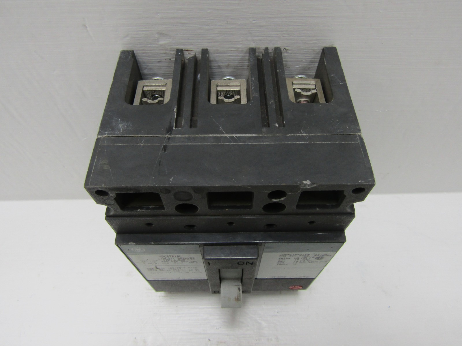 GE General Electric TED136050 50 Amp 600V 3-Pole Circuit Breaker 50A Chipped