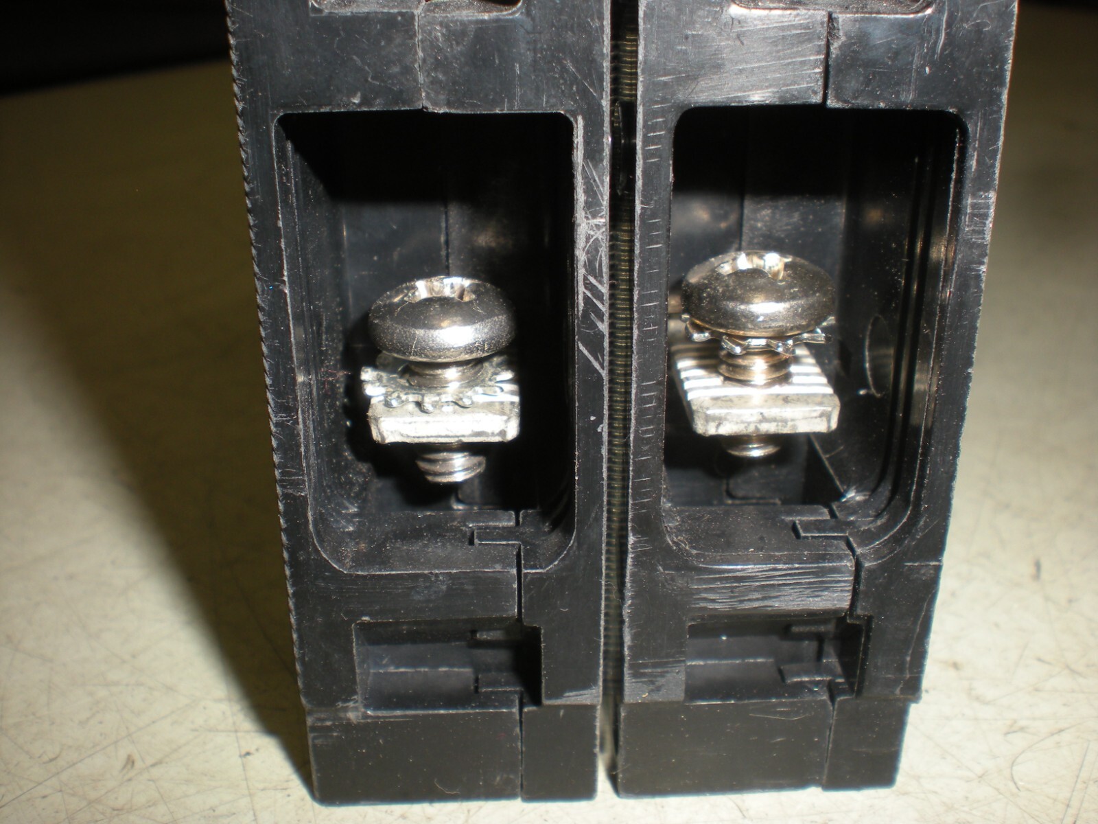 ITE E42B100 Circuit Breaker – 100A – 2 pole – 480VAC – Contacts test OK
