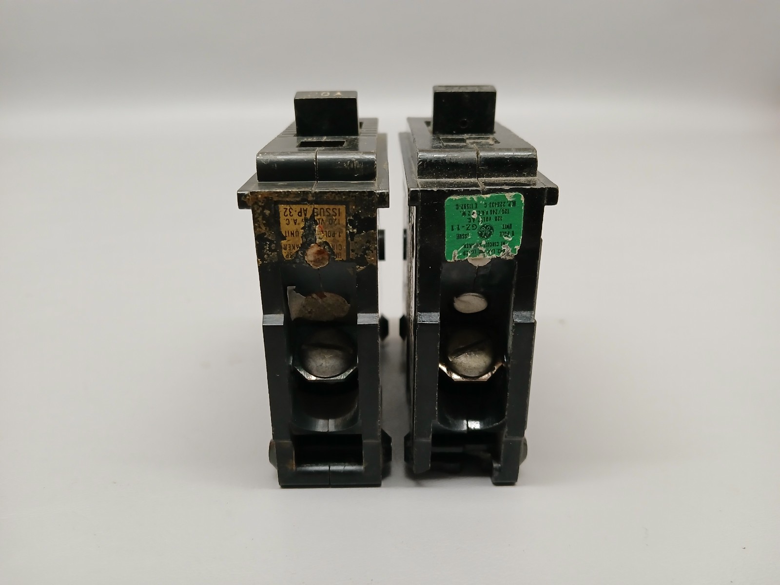 GE TQL1120 Single Pole 120/240 Volt 20 Amp Plug-In Circuit Breaker lot of 2
