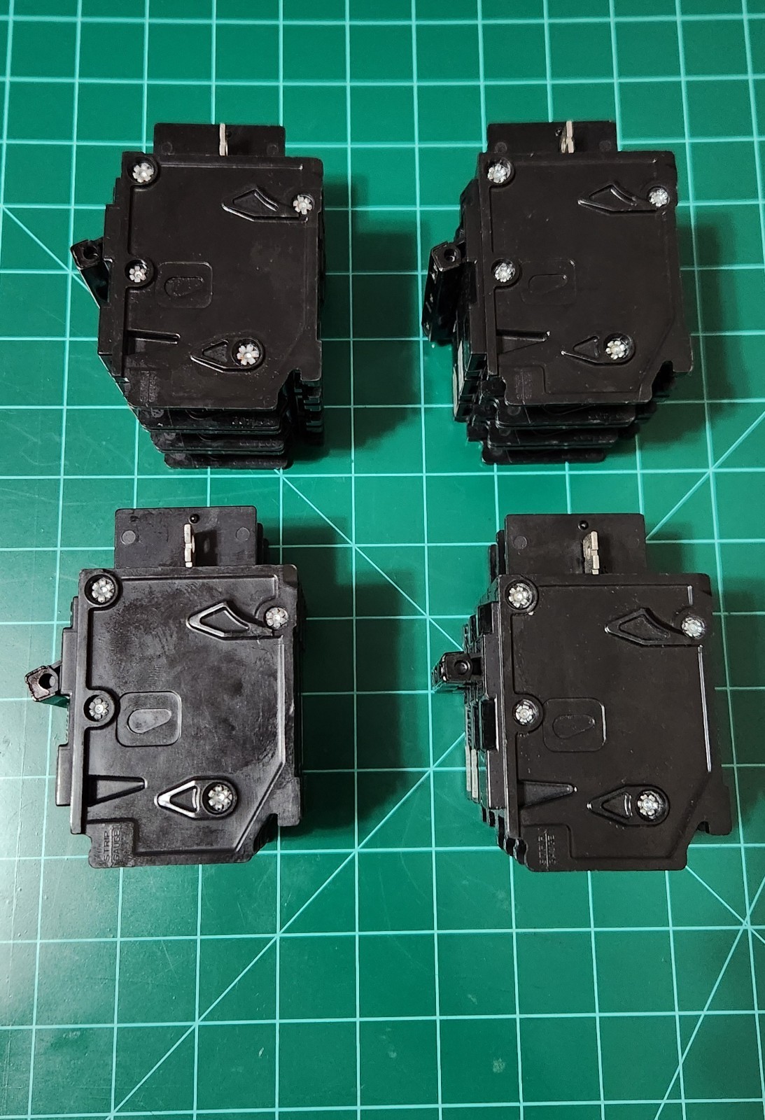LOT FOR 4 Siemens BQ3B035 35 Amp 3 Pole 240V Circuit Breaker LOT#10021