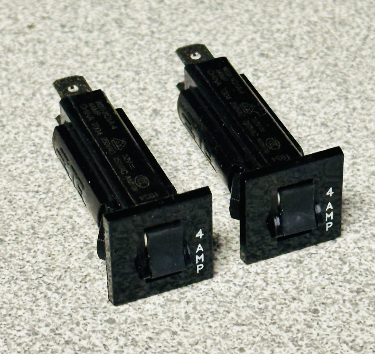 NEW Lot of 2 TE Connectivity W28-XQ1A-4 Circuit Breakers 4 AMP 250VAC / 32VDC