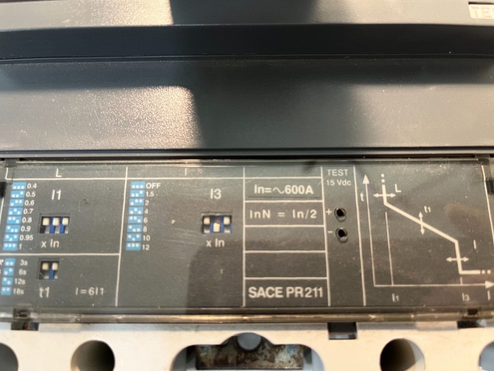 ABB Sace S6N 4 Pole 600 AMP 600 VAC Circuit Breaker w/ Auxiliary Switch