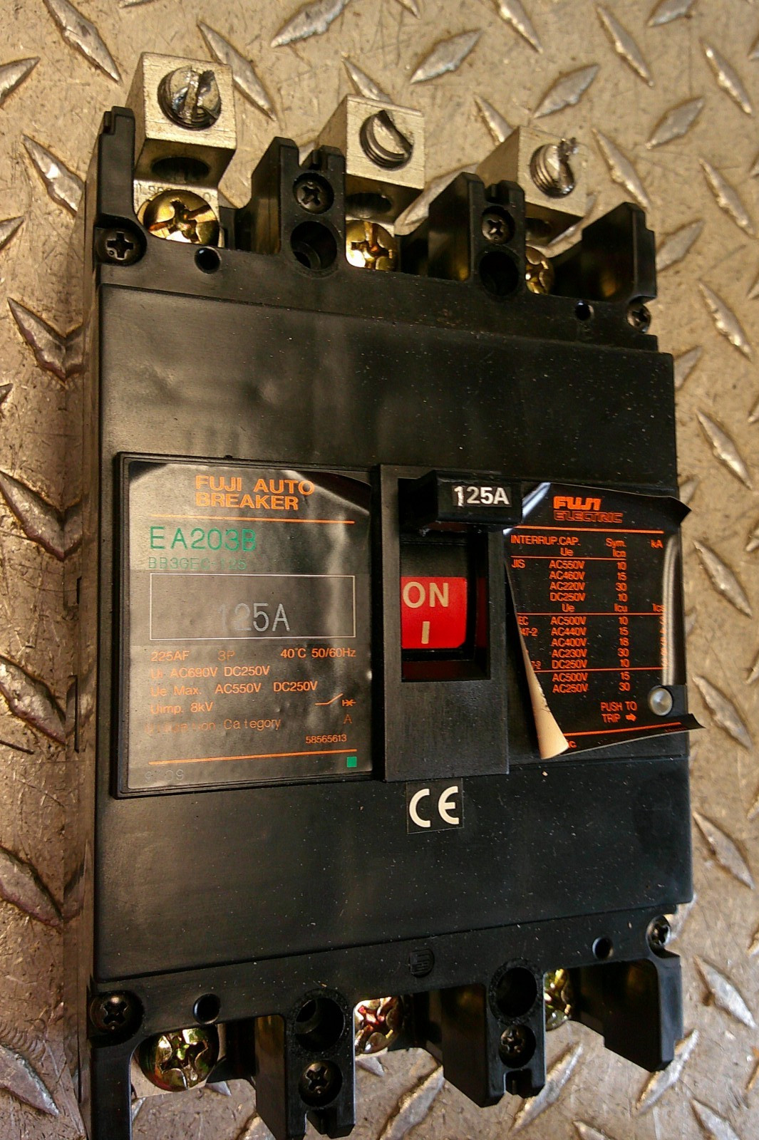 FUJI EA203B 125A 3 POLE CIRCUIT BREAKER w SHUNT TRIP & SWITCH 7Y04F