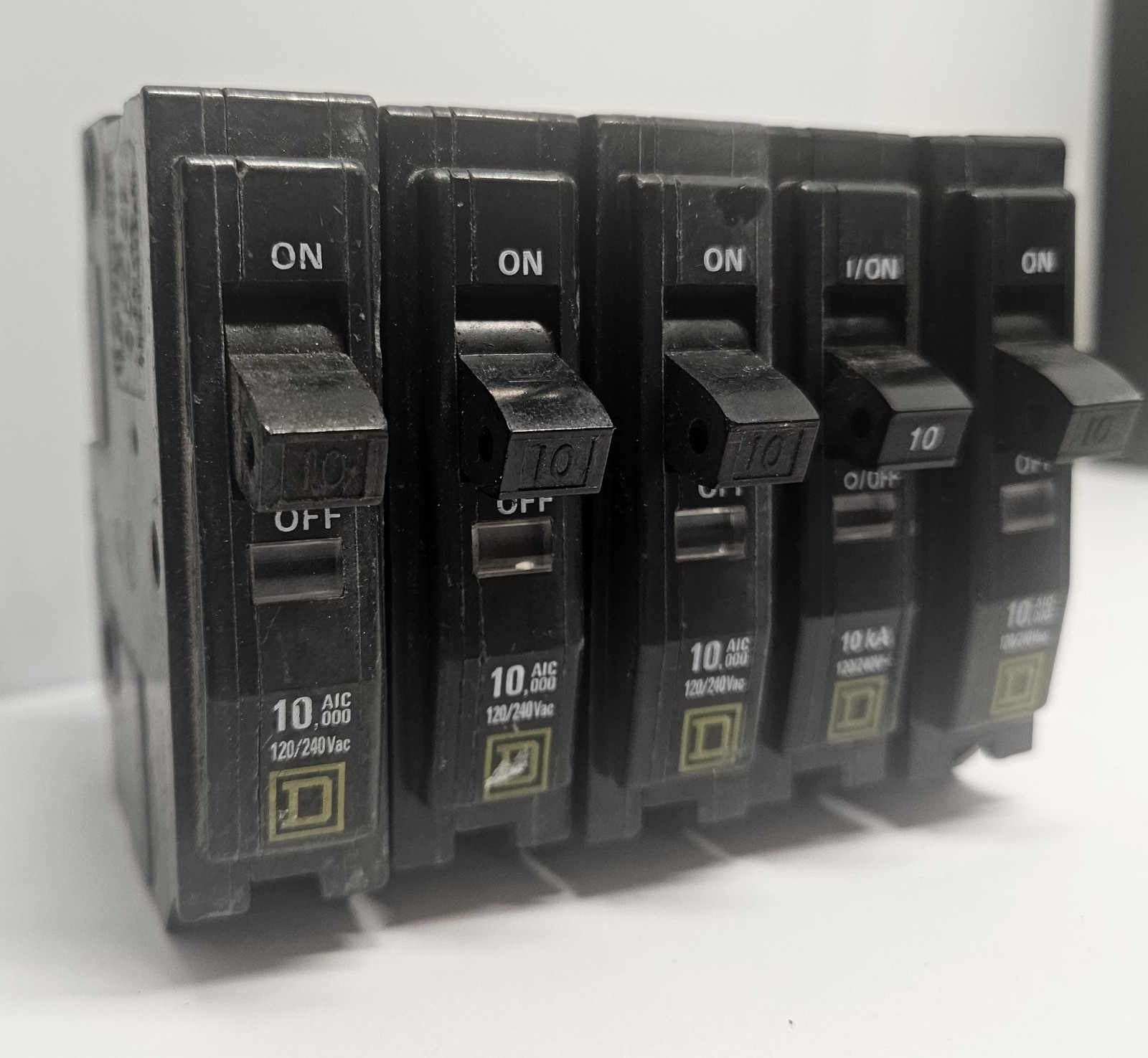 LOT OF (10) SQUARE D QO110 10AMP 120/240VAC PLUG-IN/ON BREAKERS *FREE SHIPPING*