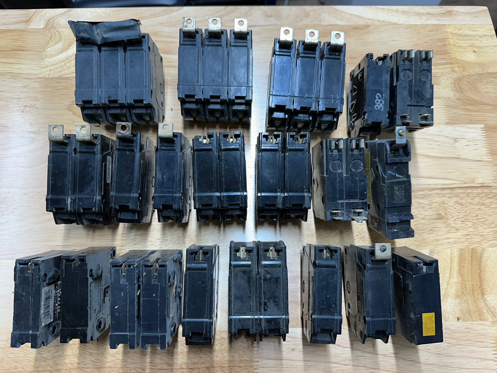 Mixed Lot Of 20 Circuit Breakers 1 2 3 Pole 15 20 30 40 100 Amp CTL MP-T Used