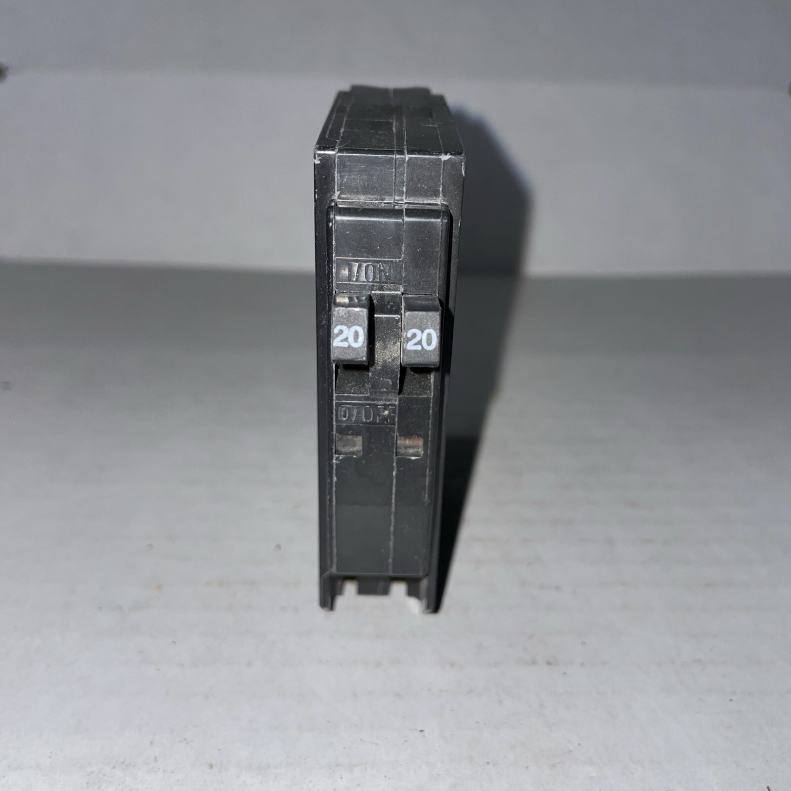Square D QOT2020 Twin Tandem 1 Pole 20 Amp 120/240VAC Plug In Metal Hook Breaker