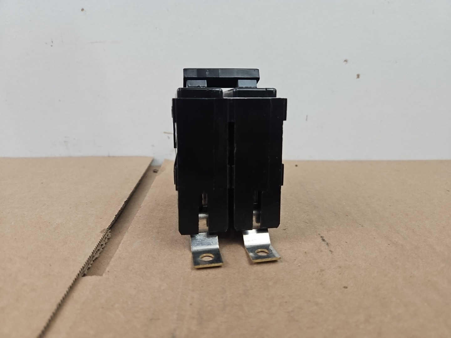 Cutler Hammer QBHW2030 Circuit Breaker 2 Pole 30 Amp Bolt on Quick Lag