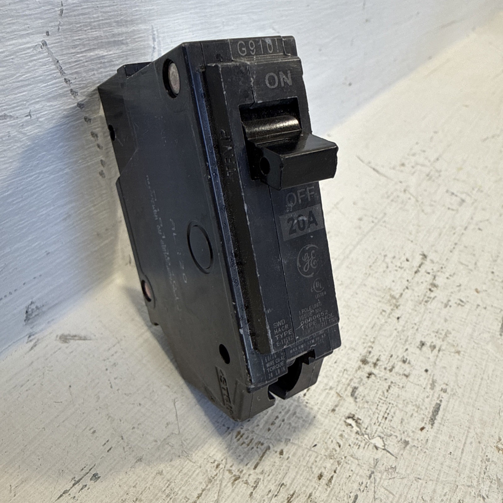 GE THQL1120 Plug-In Circuit Breaker 1 pole 20 Amp 1P 20A Type THQL 120/240VAC