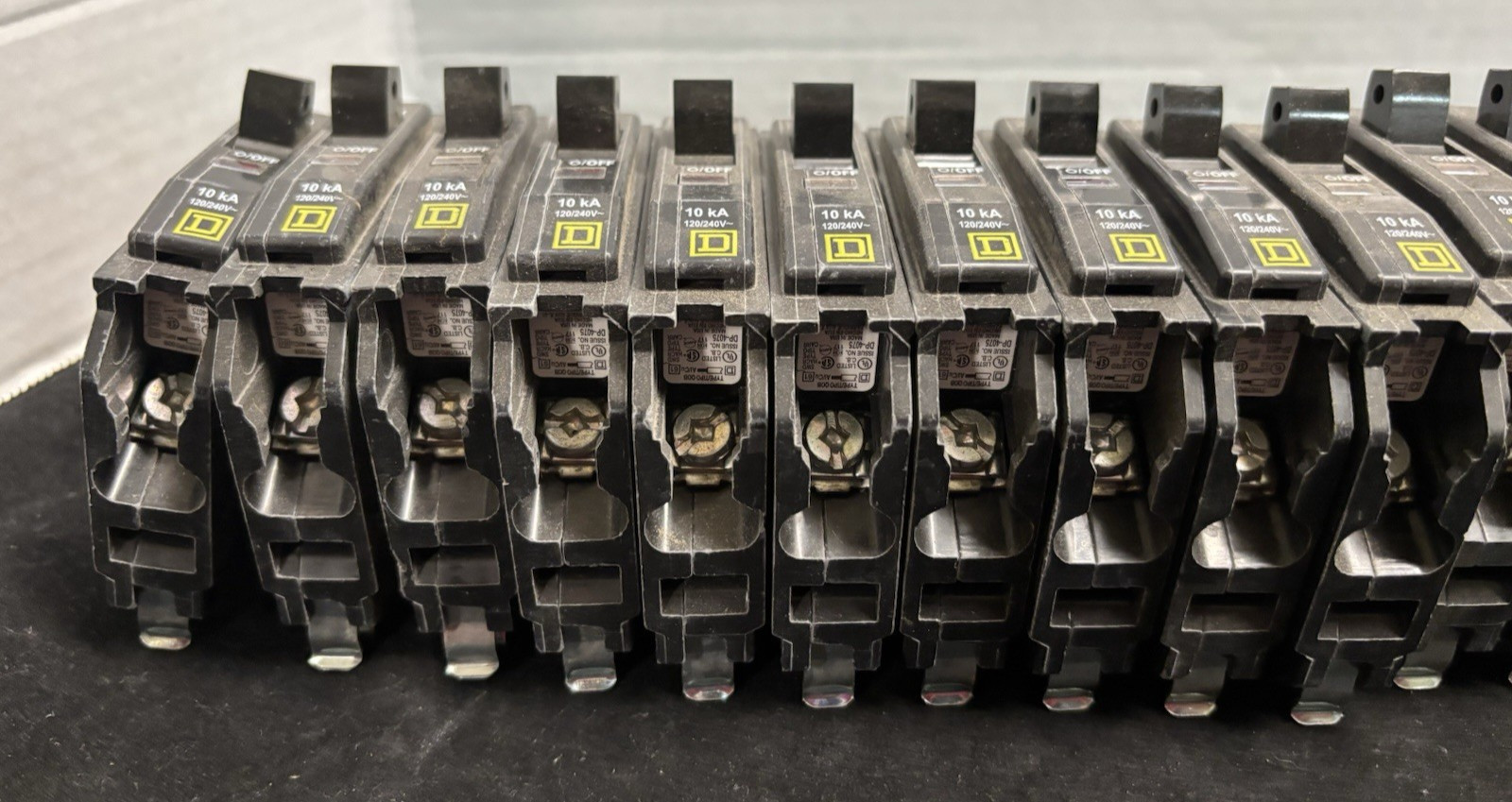 LOT OF 26 – SQUARE D CIRCUIT BREAKER 20A 1 POLE UNIT 10kA 120/240V DP-4075 QOB ✅