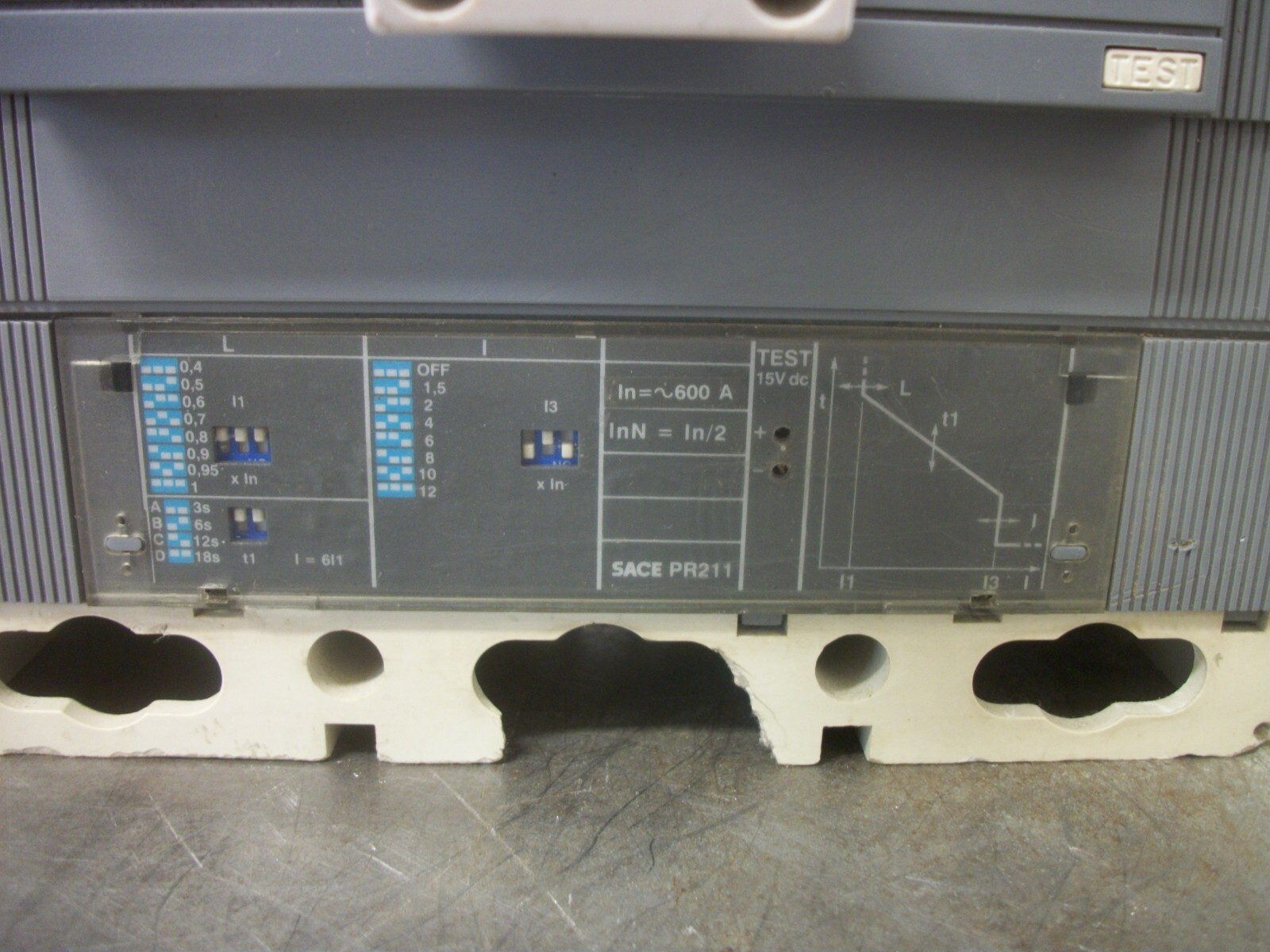 ABB SACE S6 S6N CIRCUIT BREAKER AA00494504 600AMP 600VOLT 3POLE W/SHUNT&AUX